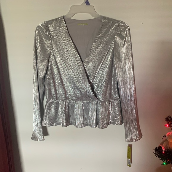 Gianni Bini new with tags silver polyester plunge neckline blouse sz L - Picture 3 of 6
